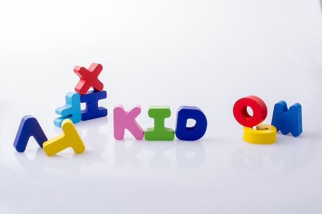 Le mot KID écrit avec des blocs de lettres colorées