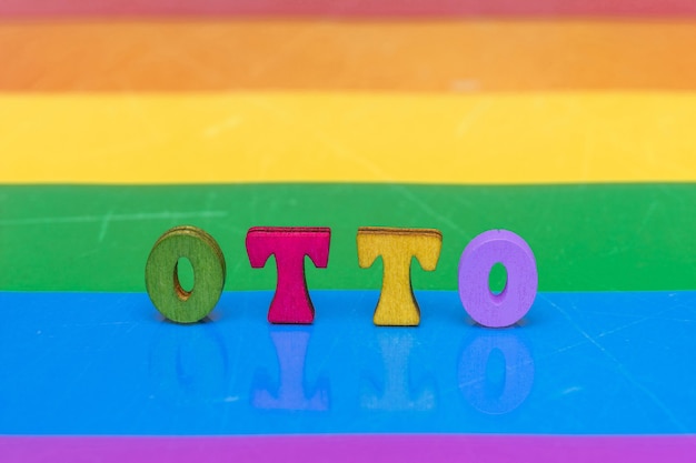 Mot de lettres multicolores otto qui signifie huit