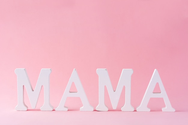 Mot de maman sur fond rose Concept de la fête des mères