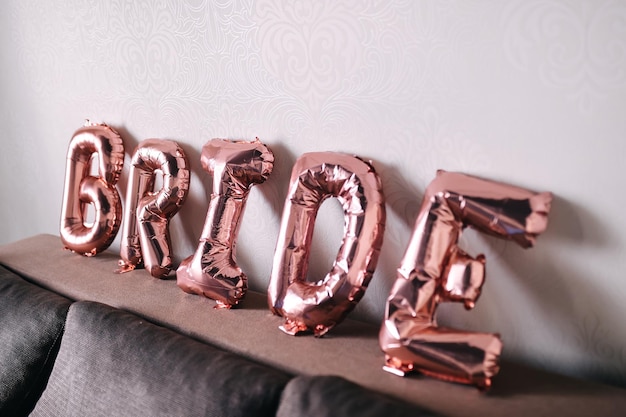 Mot de mariée fabriqué à partir de ballons en feuille d'or rose concept de décoration de fête ou de vacances pour la mariée à la maison