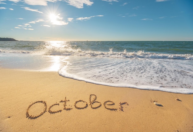 Photo mot d'octobre sur le sable de la mer