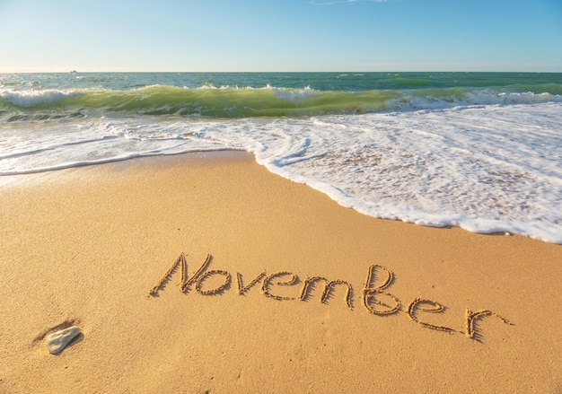 Mot d'octobre sur le sable de la mer