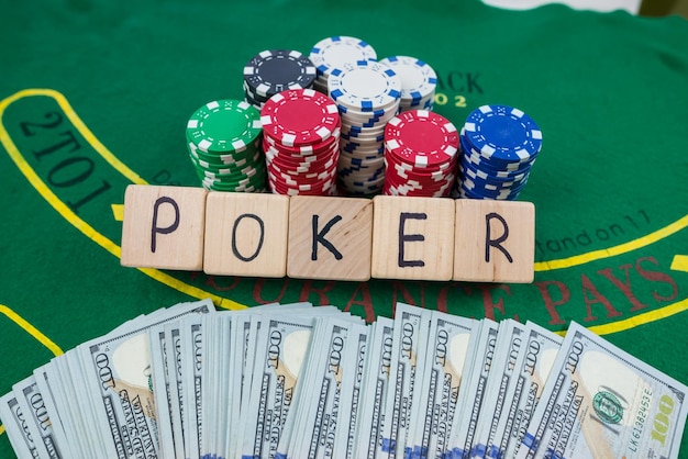 Photo le mot poker sur des cubes en bois jetons de poker avec des cartes à jouer sur la table de casino verte pari