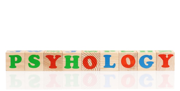 Mot de psychologie formé par des blocs d'alphabet en bois colorés isolés sur fond blanc