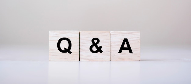 Mot de Q&A avec bloc de cube en bois. FAQ (questions fréquentes)