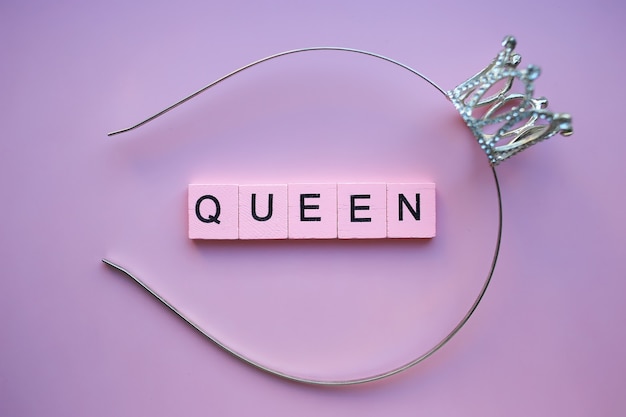 Photo mot de la reine isolé sur rose