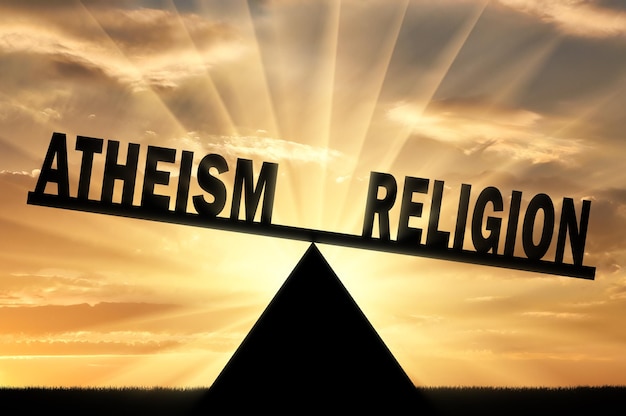 Le mot religion est plus puissant que le mot athéisme sur la balance. Image conceptuelle de la religion