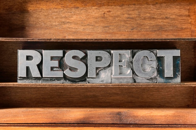 Photo mot de respect fabriqué à partir de caractères typographiques métalliques sur un plateau en bois