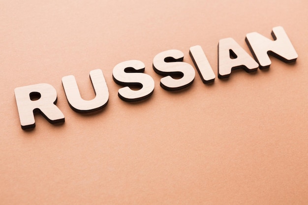 Photo mot russe sur fond beige. apprentissage des langues étrangères, concept d'éducation