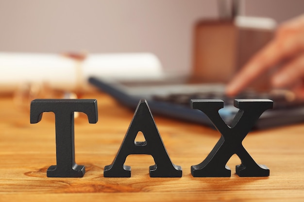 Photo mot taxe sur table en bois libre