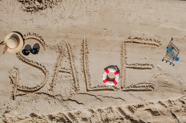 Le mot vente est peint sur le sable