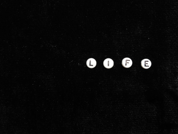 Photo le mot vie est écrit en minuscules sur fond noir.