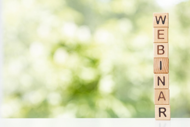 Mot de webinaire en cubes de bois sur fond vert