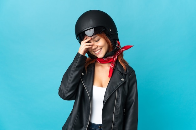 motard, femme, isolé, sur, bleu, rire