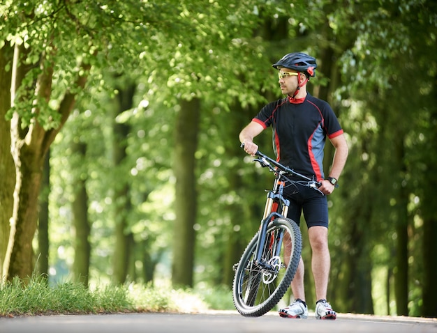 Motard masculin au parc