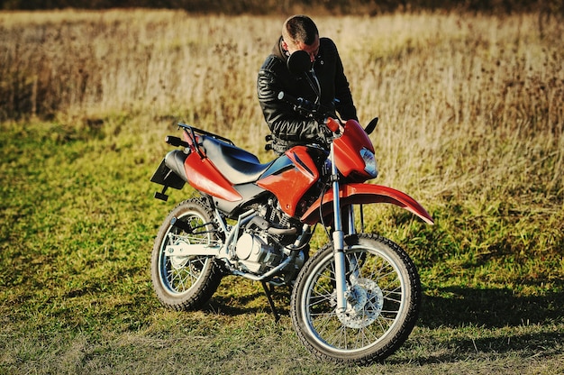 Motard, motard, coucher soleil, à, vélo