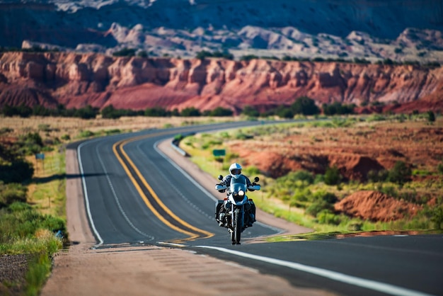 Motard sur une moto sur une route panoramique Great American way