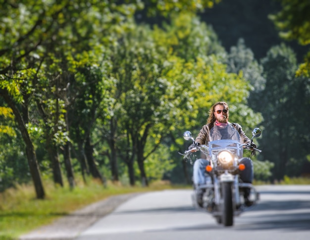 Motard sur la route. Effet de flou d&#39;objectif à décalage