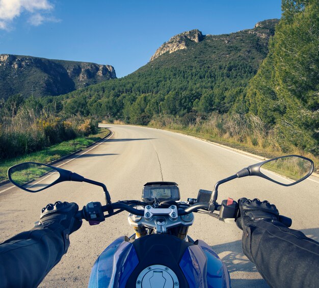 Motard sur une route splendide