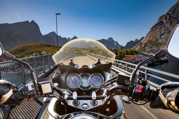 Des motards sur route en Norvège. Vue à la première personne.