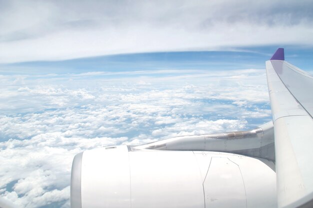 Moteur d&#39;avion et aile avec ciel