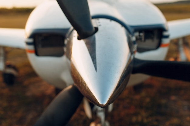 Moteur d'avion avec pales d'hélice et prise d'air.