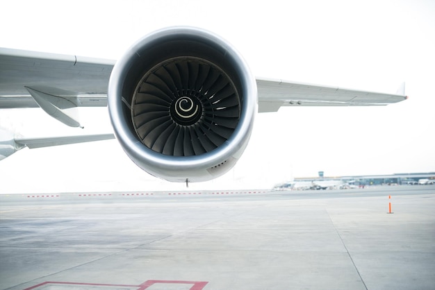 Moteur d'avion à turbine à l'aéroport pendant la journée