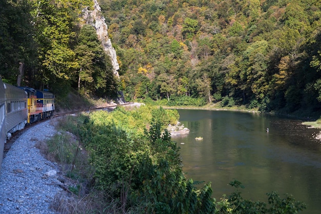 Moteur diesel sur le voyage en train jusqu'à la gorge