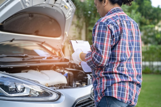 Moteur mécanique à capot ouvert pour vérifier et réparer les accidents de voiture