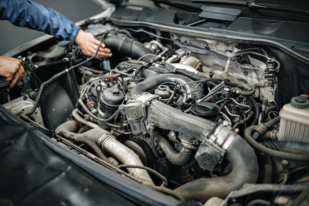 Photo moteur sale sous le capot d'une voiture se bouchent