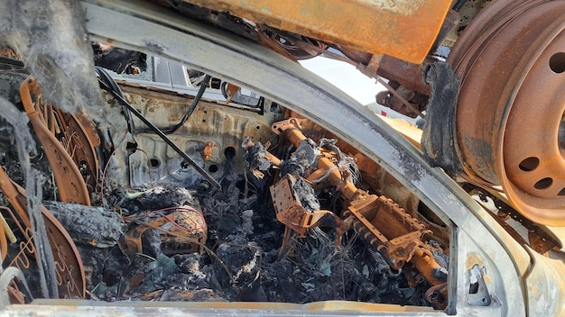 Photo un moteur de voiture avec un extincteur dans le compartiment moteur.