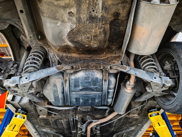 Moteur de voiture de levage et système de suspension en attente d'entretien dans le garage