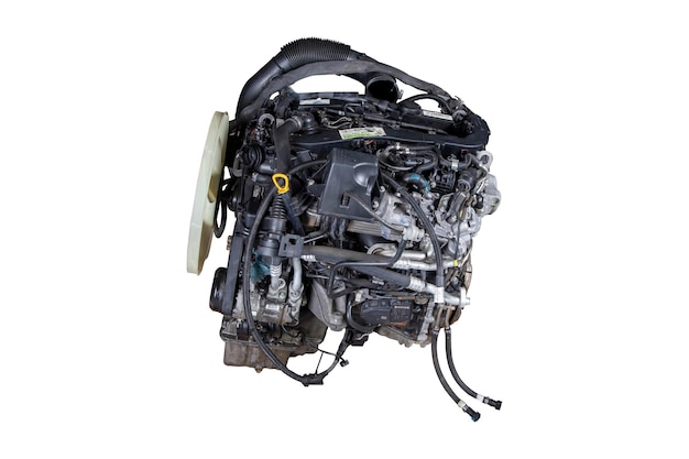un moteur de voiture avec le moteur retiré et le moteur est fabriqué par la société de moteur