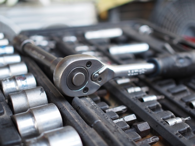 Photo moteur de voiture avec des outils pour la réparation faite avec filtre vintage