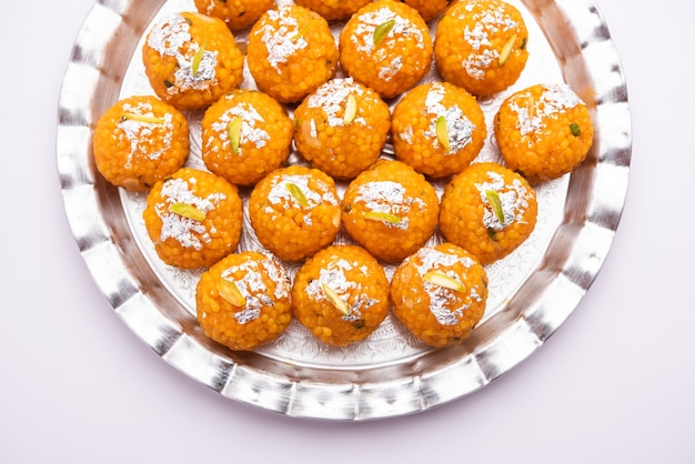 Motichoor doux indien laddooÃƒÂ‚Ã‚Â ou Bundi laddu fait de très petites boules de farine de gramme ou boondi qui sont frites et trempées dans du sirop de sucre avant de faire des boules