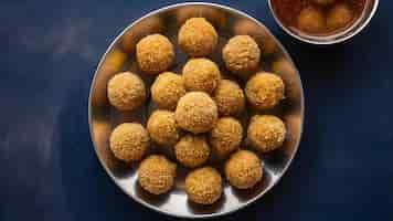 Photo motichoor sucré indien ou bundi laddu fait de farine de gram très petites boules ou boondis whic