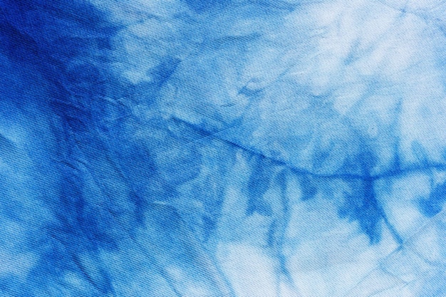 Motif abstrait bleu tie-dye artisanal sur soie