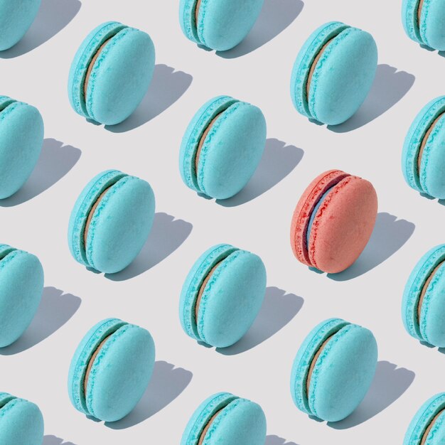 Photo motif abstrait avec des macarons bleus et roses sur fond blanc avec des ombres. modèle sans couture. délicieux dessert français sain. concept moderne minimal créatif.