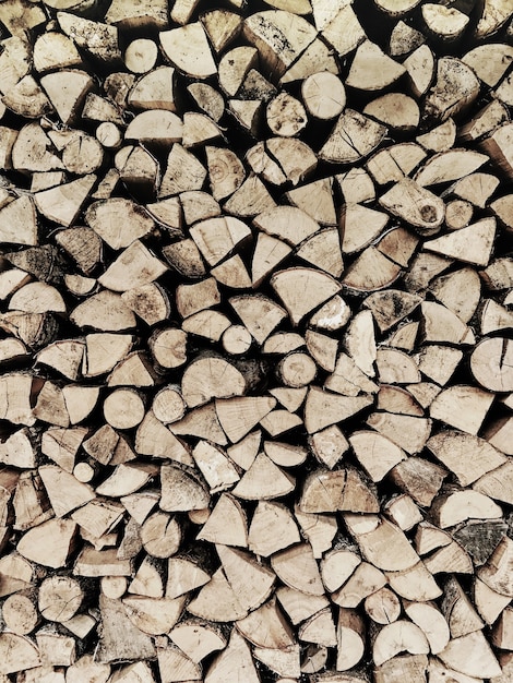 Un motif abstrait avec des tas de bois