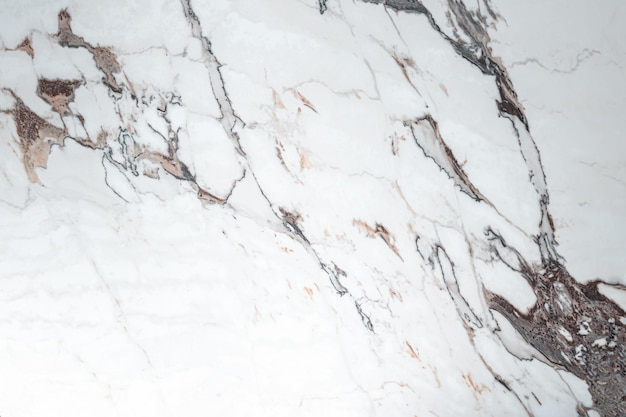 Motif abstrait de vue de dessus de texture de pierre de marbre blanc avec des stries grises et brunes pour l'art de fond ou de conception