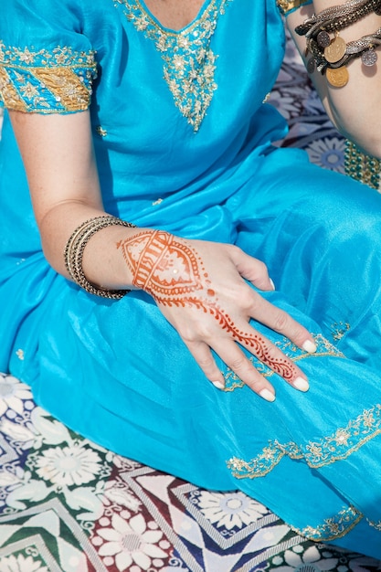 Motif au henné indien sur la main