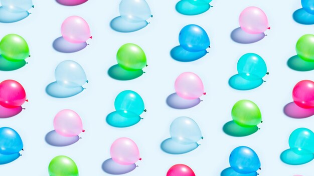 Motif de ballons multicolores sur bleu