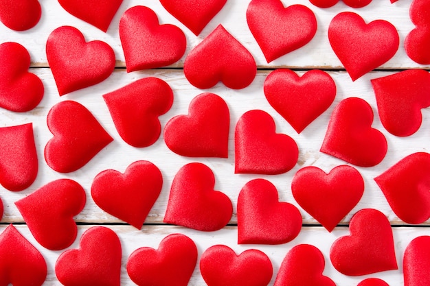 Motif de coeurs rouges sur blanc, vue de dessus