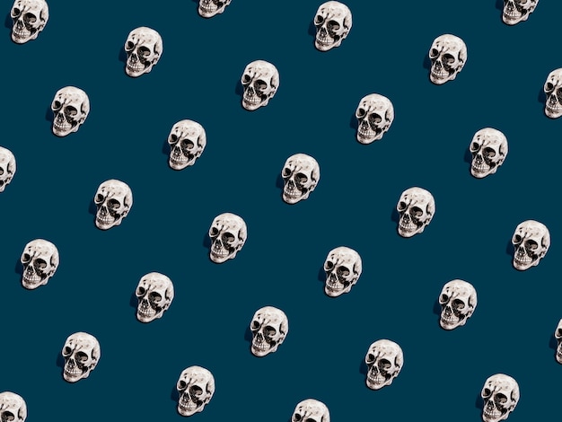 Motif de crâne sur fond bleu foncé. Concept d'Halloween minimal.