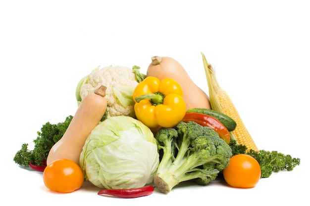 Motif décoratif de légumes frais sur mur blanc