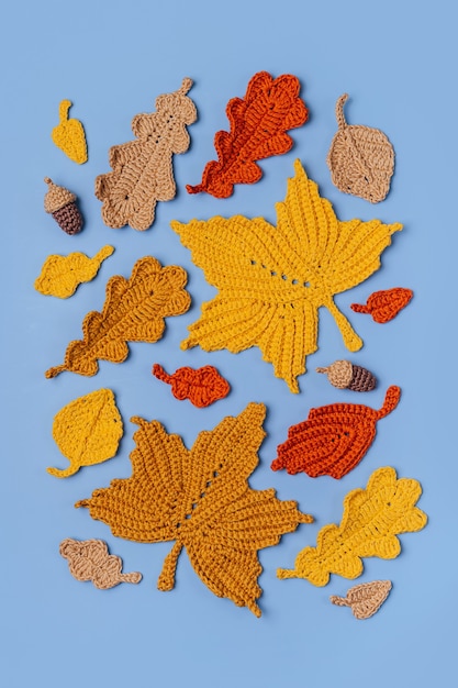 Motif fait de tricoter des feuilles jaunes. Fond d'automne. Humeur d'automne