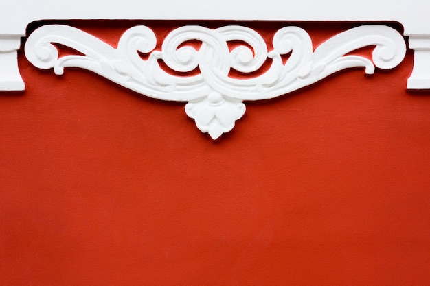 Motif floral de luxe magnifique sur le mur de plâtre décoratif rouge