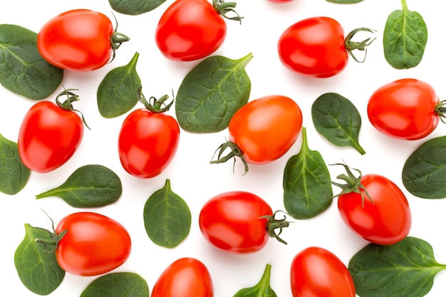 Motif de fond épinards et tomates sur blanc. Vue de dessus