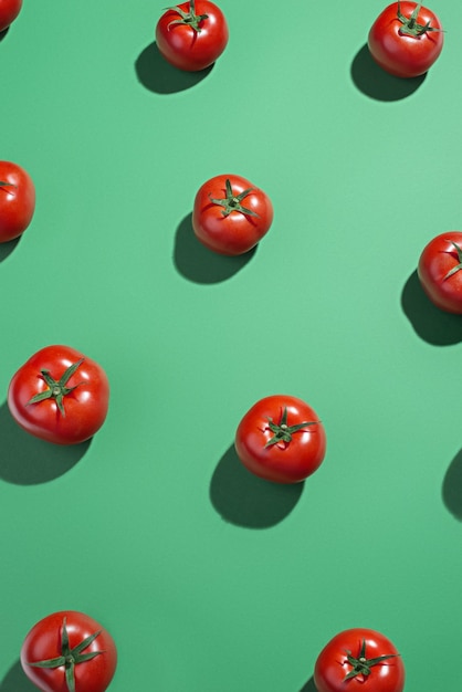 Motif de fond vert avec des tomates rouges