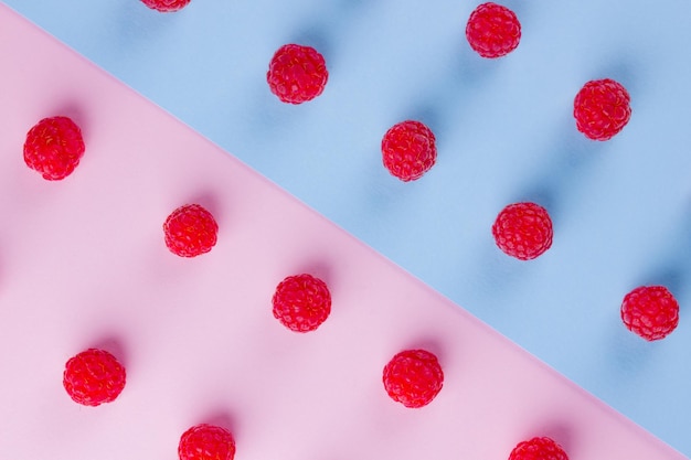 Un motif de framboises sur fond rose Un régime alimentaire coloré et un concept d'alimentation saine